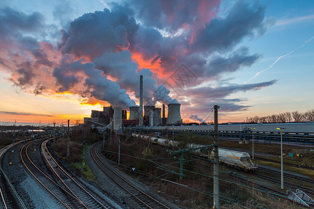 尼乌拉兹市的煤电站有日落的天空外高清图片