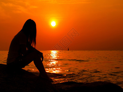 一个女人独自看日出背景图片