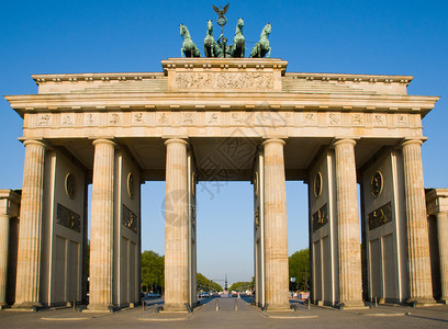 清晨在柏林的勃兰登堡门背景图片