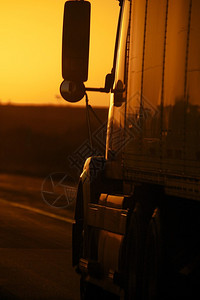 日落公路公路上的卡车日落垂直照片重型高清图片