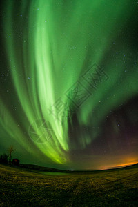 冰岛天空中的北极光图片