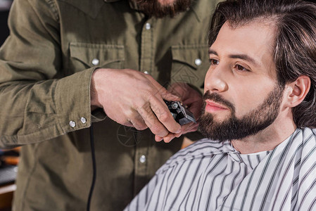 理发师剃须客户用理发器剪下的照片图片