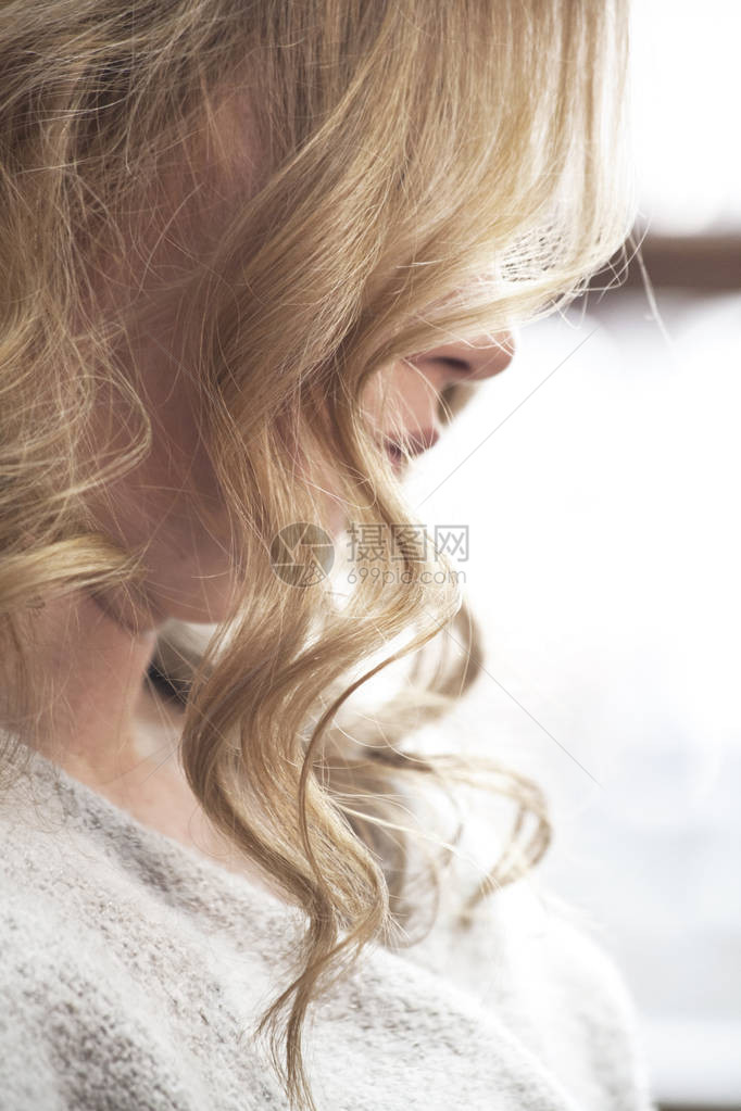 一缕金发波浪状女人的头发图片