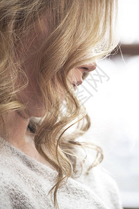 一缕金发波浪状女人的头发背景图片