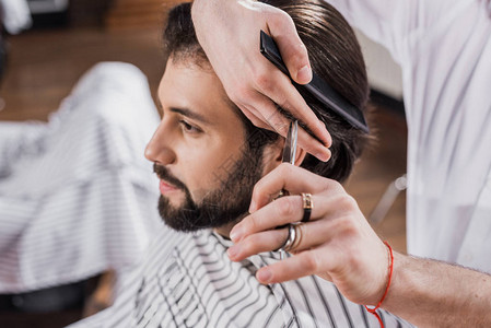理发师用剪刀顾客头发的短片图片