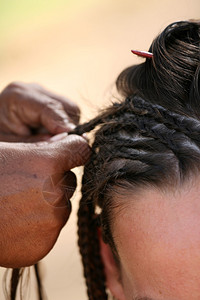从事非洲发型的妇背景图片