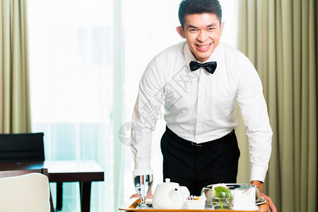亚洲中式客房服务员或管家在豪华或豪华酒店客房为图片