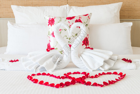 蜜月情侣卧室的毛天鹅和玫瑰花图片