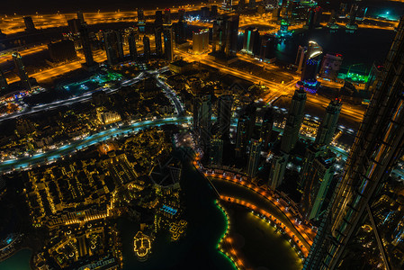 迪拜市中心夜景与城市灯光从上面的顶视图图片