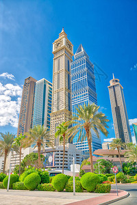 迪拜市中心摩天大楼的街景图片