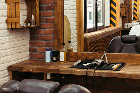 现代理发店镜子附近的木架上的专业理图片