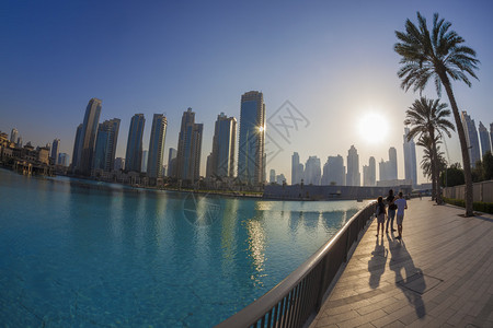 阿拉伯联合酋长国与摩天大厦的迪拜环礁图片