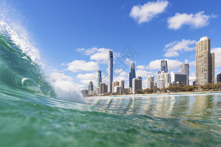 蓝色波浪滚在澳大利亚QLD区Surfer图片