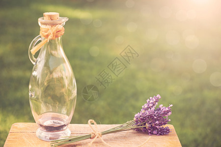 瓶装水疗中的薰衣草花束和芳香油图片