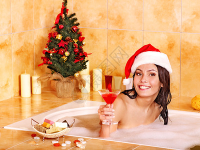 穿着圣塔帽的女人在洗澡时放松图片
