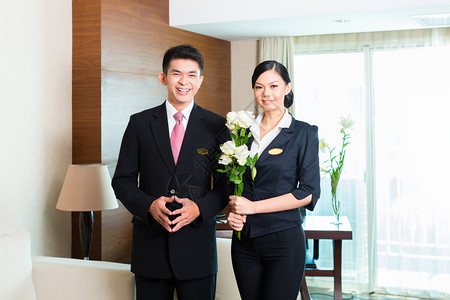旅馆经理或董事和主管欢迎抵达贵宾图片