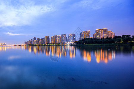 黄昏的河面与大都市图片