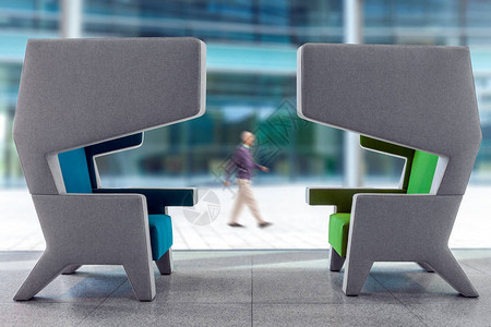两张现代的空手椅在等候厅内室背着模糊图片