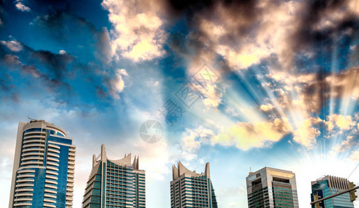 日落时的迪拜码头高楼图片