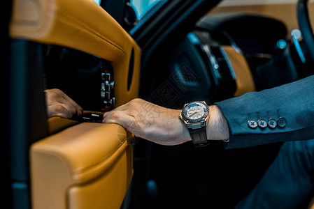 商人坐在汽车里时戴着豪华手表图片