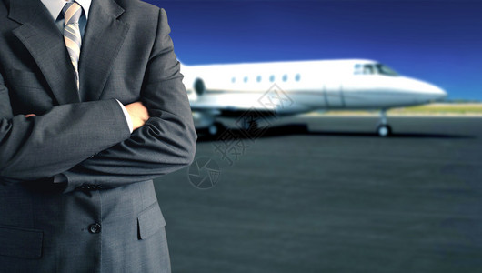在一架私人飞机前面的商人图片
