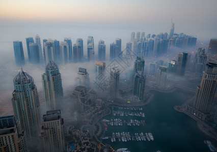 鸟瞰摩天大楼有雾的天气迪拜码头阿拉伯联合酋长图片