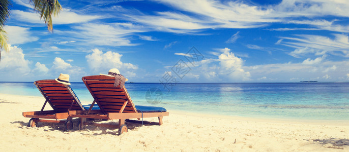 热带沙滩上的两张沙滩椅适合横幅的全景图片