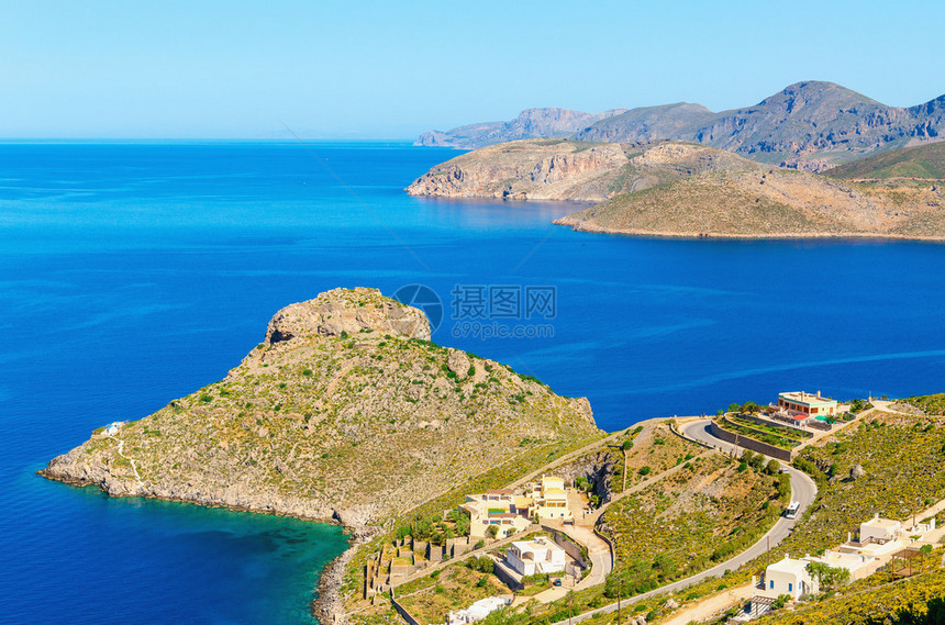 在希腊卡利姆诺斯希腊岛的清蓝天空中图片