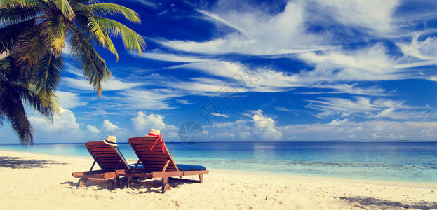 热带沙滩上的两张沙滩椅适合横幅的全景图片