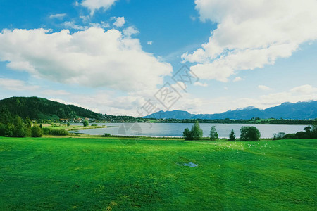 欧洲阿尔卑斯山的美丽自然春季高山湖泊和村庄的景观旅游图片