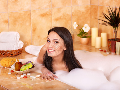 女人在泡浴中放松图片