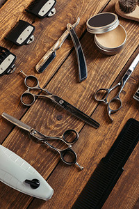 发蜡对理发店木制表面各种专业理发师工具的高背景