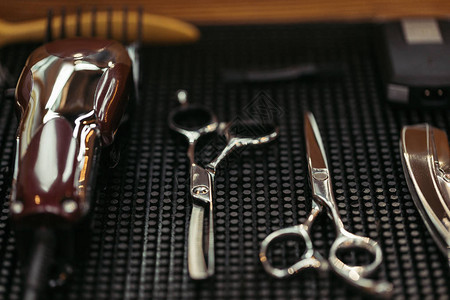 理发店专业剪刀和电动理发器的特写视图图片