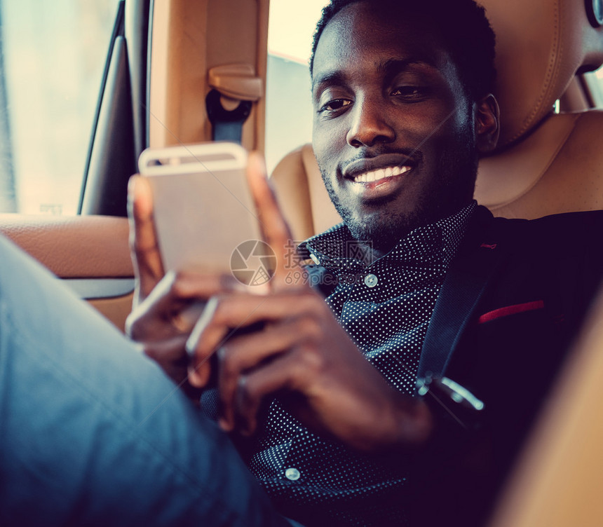 穿着漂亮笑的非裔美国人男在车图片
