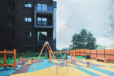 儿童游乐场和公寓住宅楼的现代综合体图片