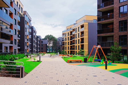 有公寓住宅区的欧洲现代综合体的儿童游乐场图片