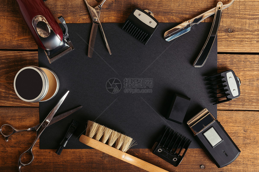 木质表面黑卡上各种专业理发师工图片