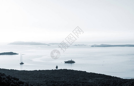 清晨海景环礁湖停泊船只和游艇平静的黑图片