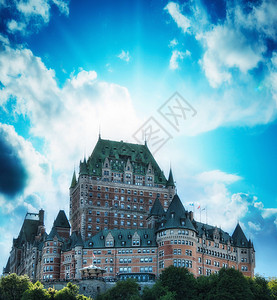 加拿大魁北克市福雷斯塔纳克城堡向上看蓝图片