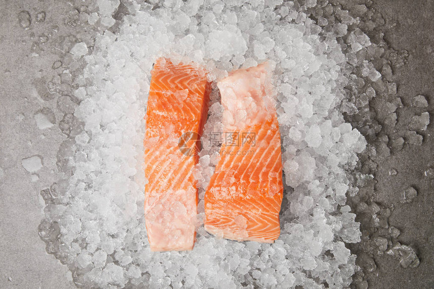 压碎冰面上的鲑鱼切图片