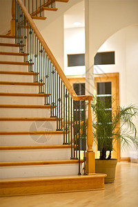 硬木楼梯和大客厅图片
