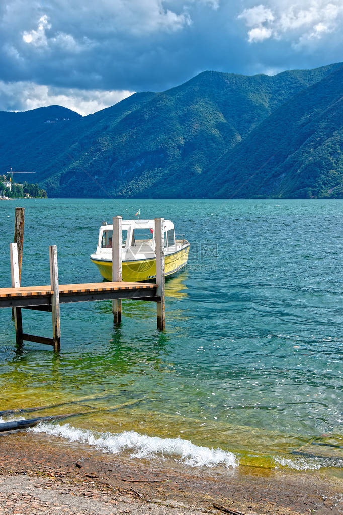 摩托艇在瑞士提契诺州卢加诺湖和阿尔卑斯山上的卢加诺豪华度假村的图片