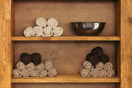 木架子上空金属碗和卷毛巾的特写视图图片