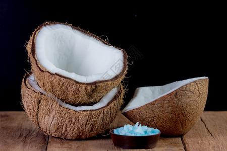 椰子盐和木制天然图片