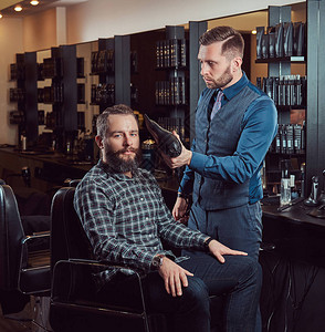 专业理发师在美发沙龙与客户一起工作图片