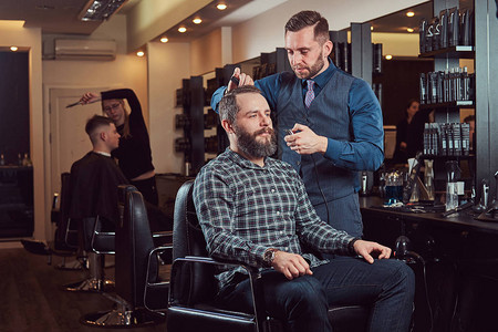 专业理发师在美发沙龙与客户合作图片