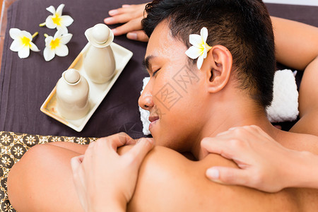 印尼健康美容疗养院的亚洲男子在使用基本油类进行芳图片