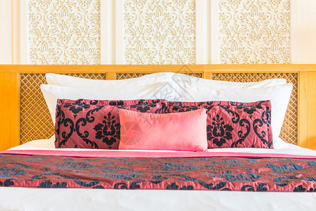 卧室床上豪华漂亮的枕头装饰图片