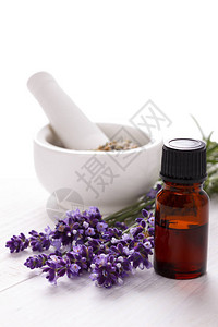 白底的紫色花朵和基本油Spa图片