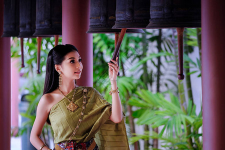 身着泰国寺庙传统服装的美丽泰国女孩该寺图片